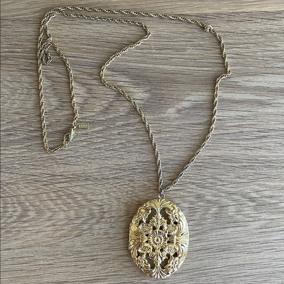 VINTAGE 1928 BRAND GOLD FILIGREE OVAL LOCKET NECKLACE Floral Photo Locket - Picture 5 of 12